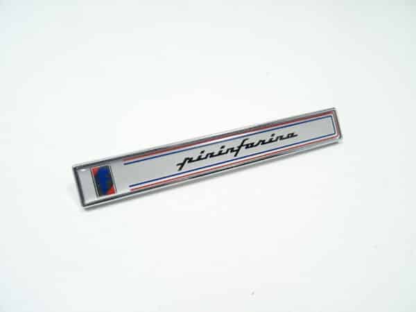 Emblème "Pininfarina" 84 / 85 Fiat 124 Spider