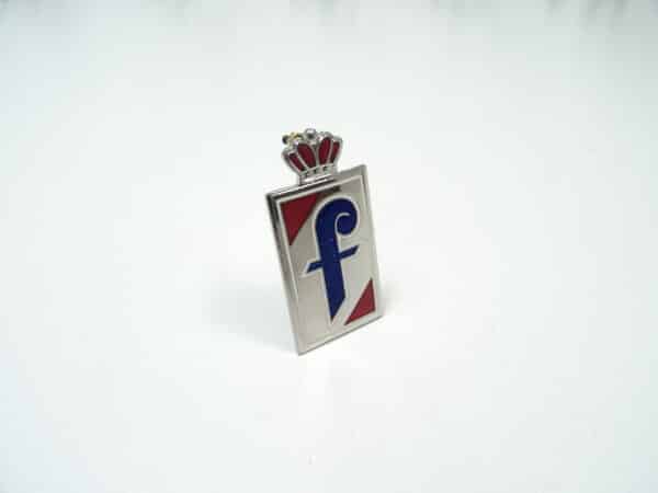 Emblema "Pininfarina" 66-78 con corona metallica avvitata a sinistra o a destra Fiat 124 Spider