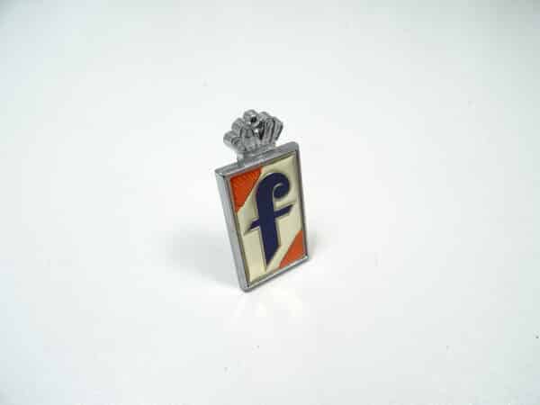 Emblema "Pininfarina" 79-82 in metallo con corona a sinistra o a destra (inserito) Fiat 124 Spider