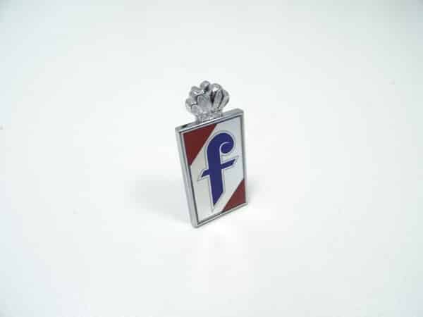 Emblema "Pininfarina con corona in plastica montato lateralmente a sinistra o a destra Fiat 124 Spider