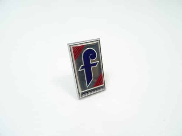 Emblema "Pininfarina" anteriore rettangolare 84-85 in metallo Fiat 124 Spider