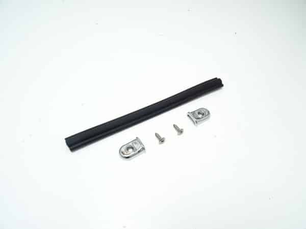 Empuñadura en las puntas de proa de la capota cromada Fiat 124 Spider