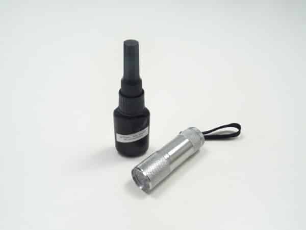 Adesivo speciale UV per vetro incluso. Lampada UV