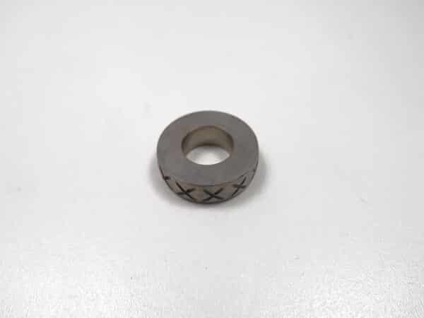 Bague d'écartement (à rainures en croix) à l'avant de l'écrou de boîte de vitesses arrière de la Fiat 124 Spider