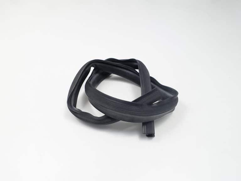 11023B-verdeckdichtung-vorn-soft-top-front-seal-fiat-124-spider.JPG